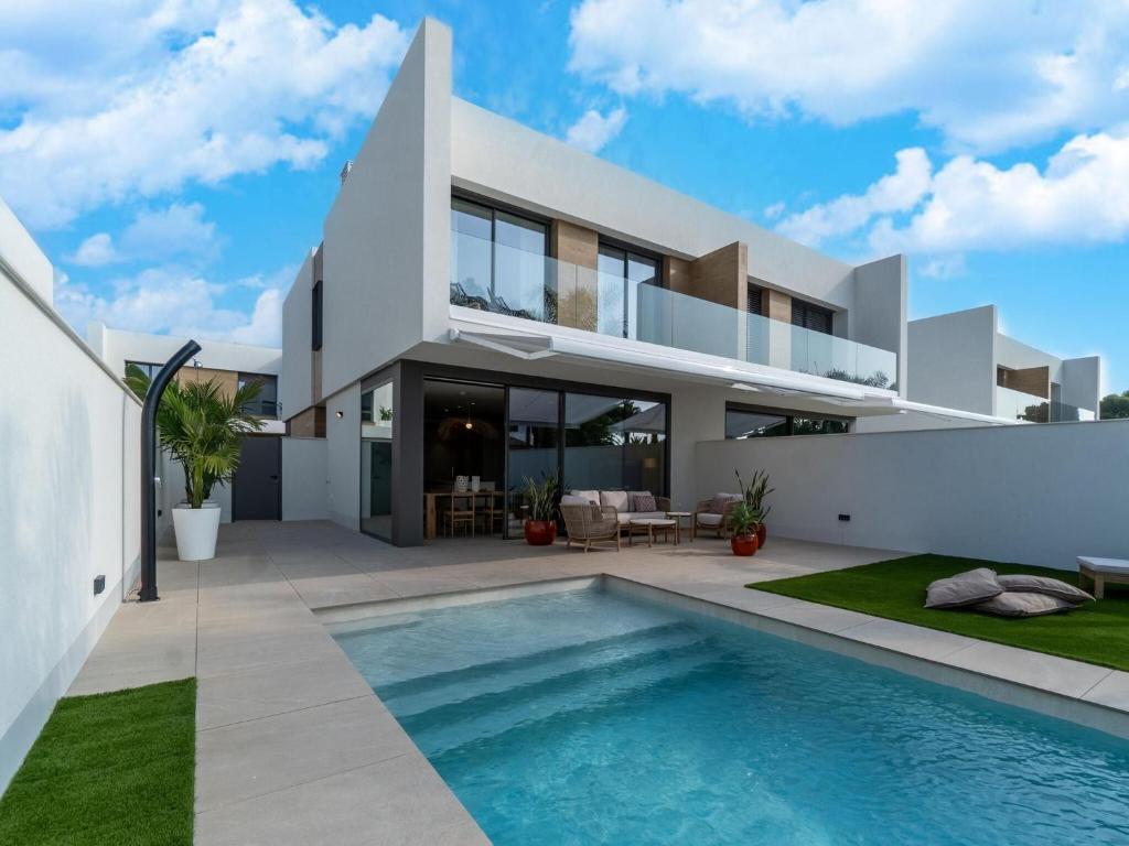 Sunny Villa by Platja Ardiaca - 1