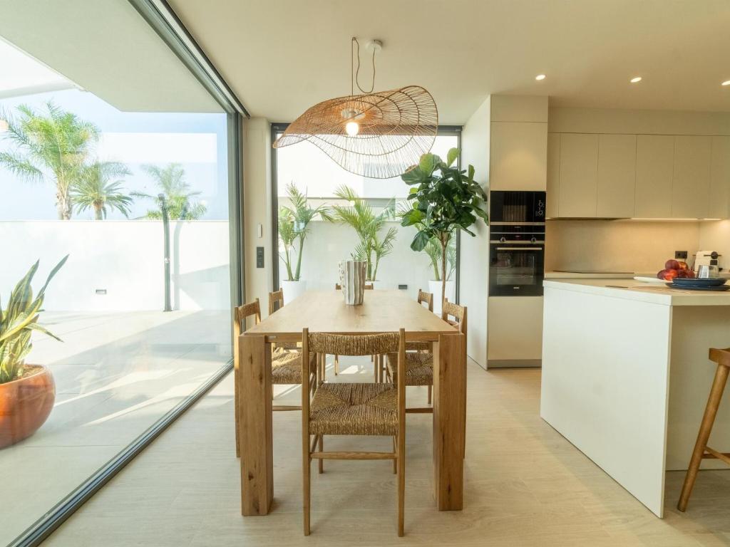 Sunny Villa by Platja Ardiaca - 4
