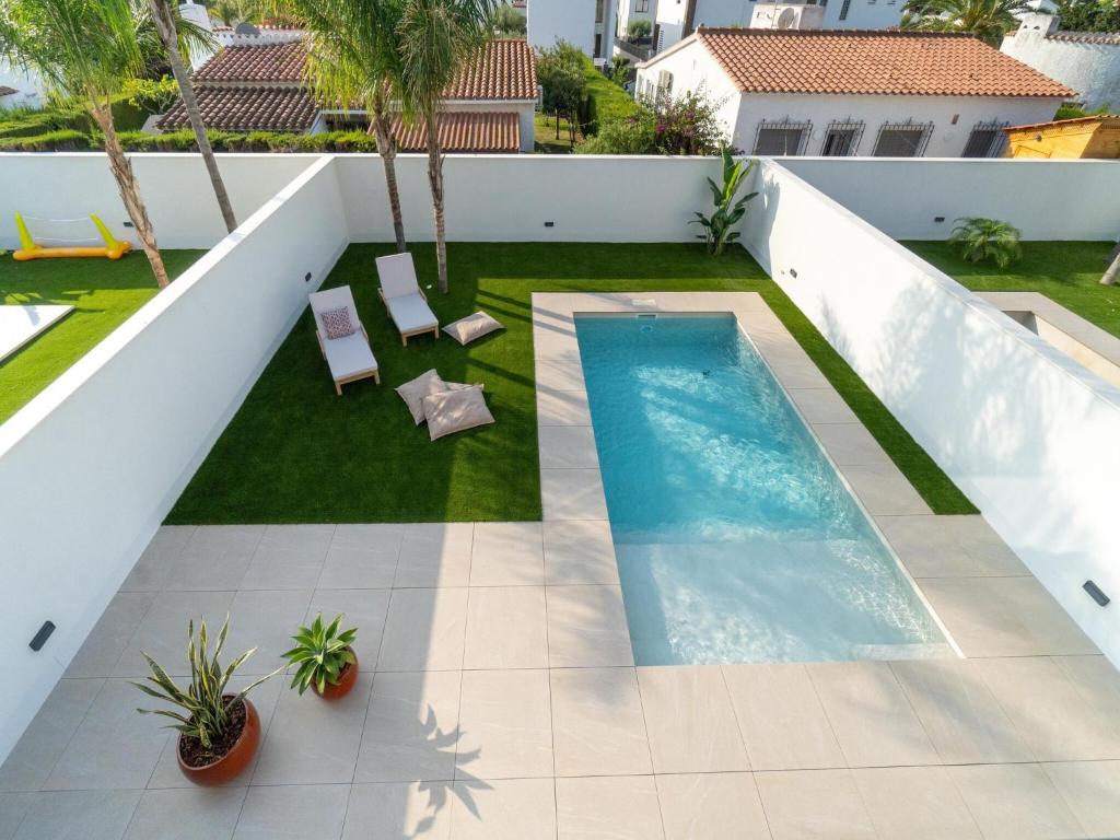 Sunny Villa by Platja Ardiaca - 5