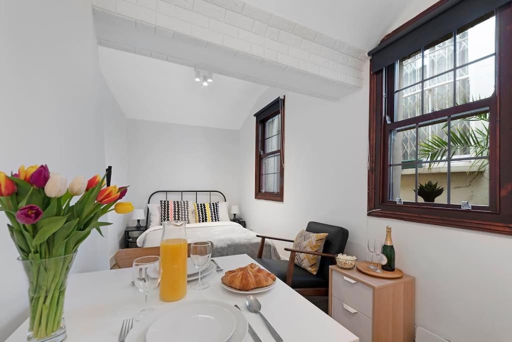 Cosy Little Venice Pied-à-Terre by MoreThanStays, Londýn