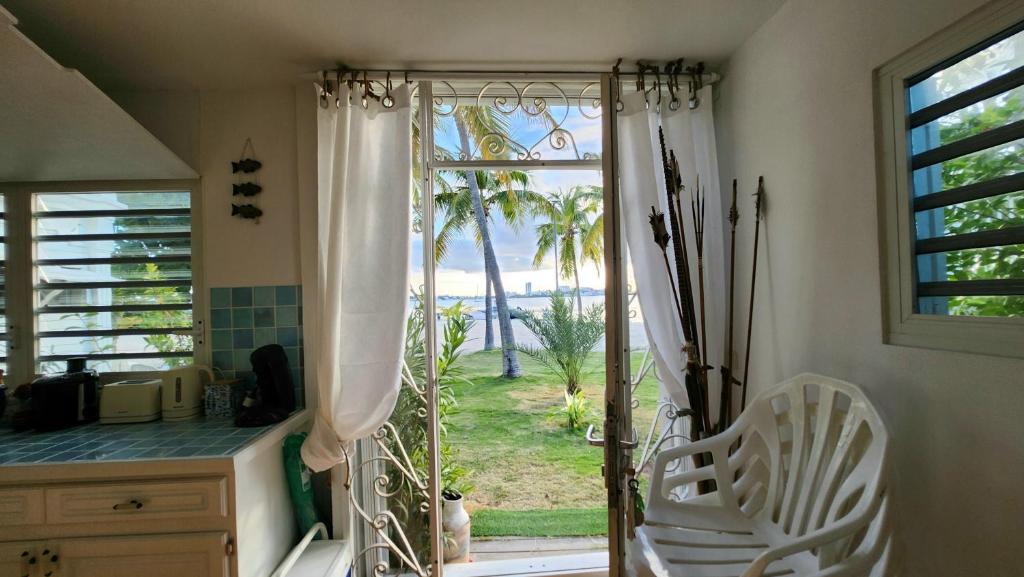 Bamboo on the beach - Spacious beachfront studio, Baie Nettle