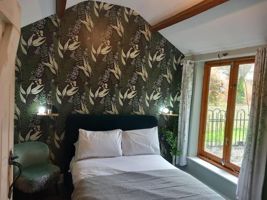 The Nook- Cotswold guest room, Mickleton