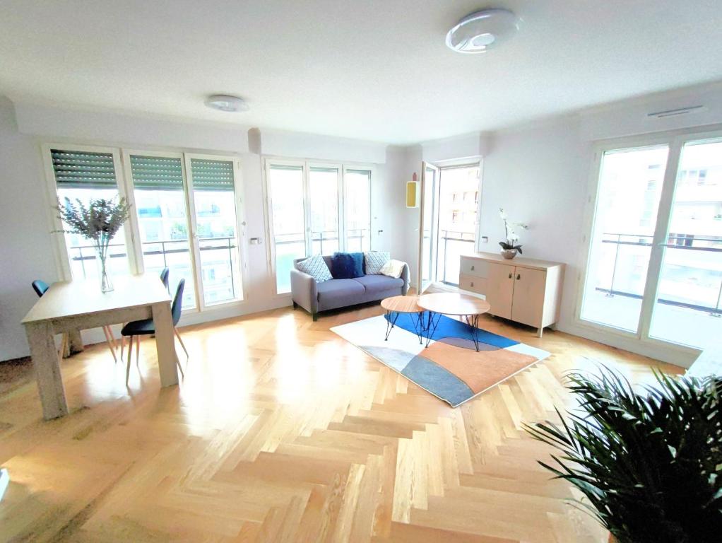 Big, Newly Renovated and Bright 3 Bedroom Flat in center of Courbevoie - 89m2, Courbevoie