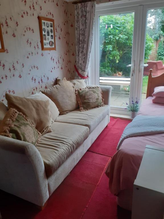 Ground floor, large room, 2 single beds, sofa, TV, wifi & patio, Broadstone