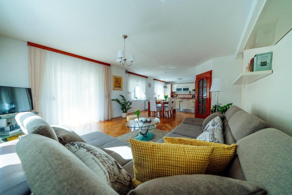 Apartman Nada, Zmijavci