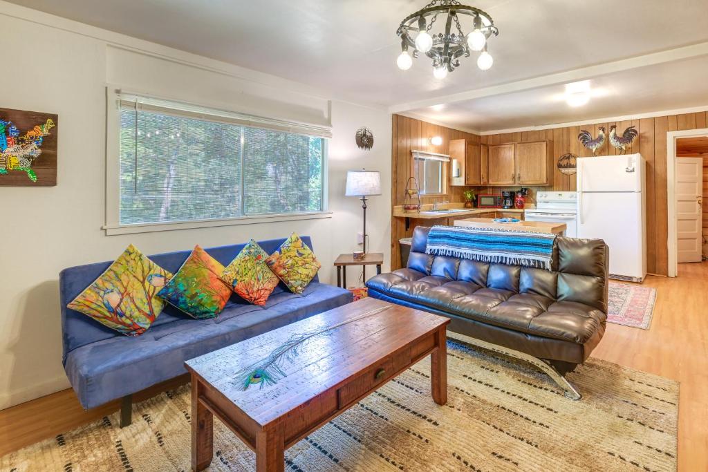 Rustic Cabin with Patio 8 Mi to Kings Canyon Park, Miramonte