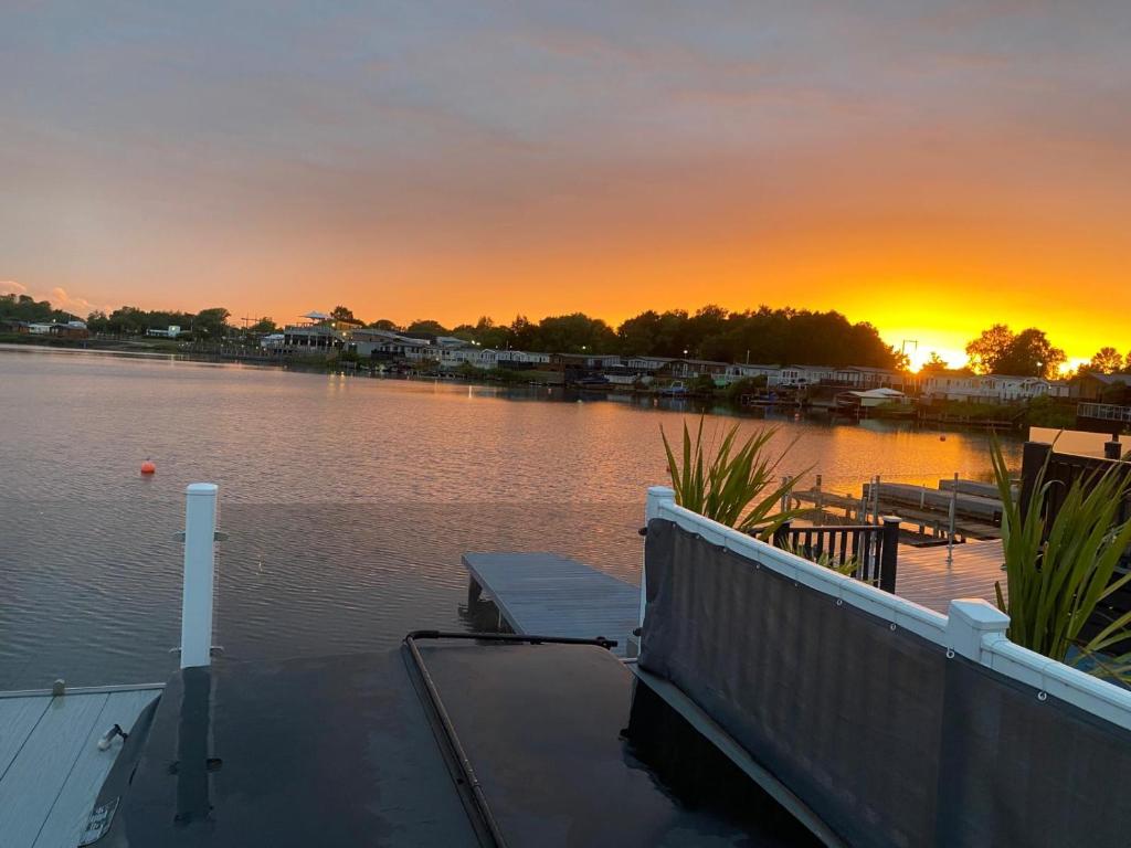 Lakeside Holiday Home with Hot Tub, Tattershall photo 5