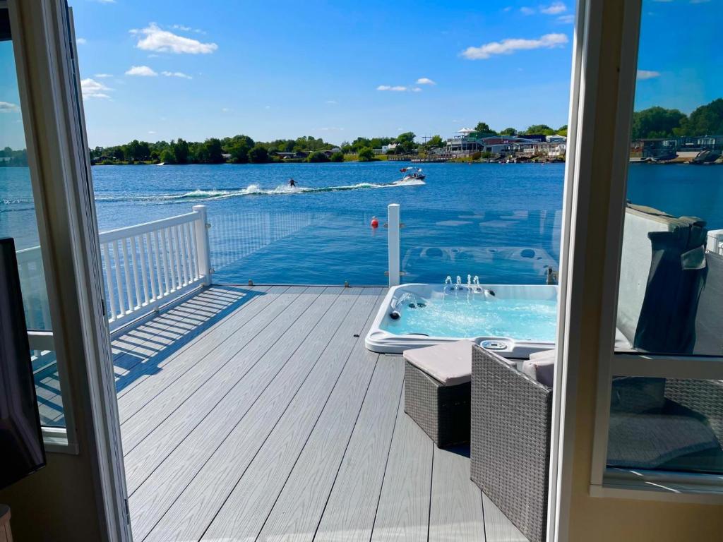 Lakeside Holiday Home with Hot Tub, Tattershall