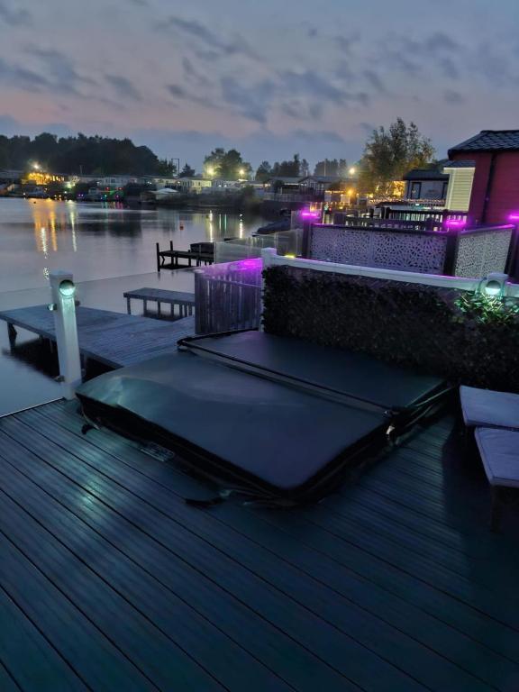Lakeside Holiday Home with Hot Tub, Tattershall photo 7