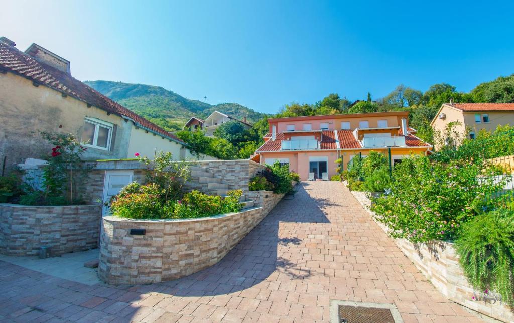 Apartments Enigma - with private parking, Mostar