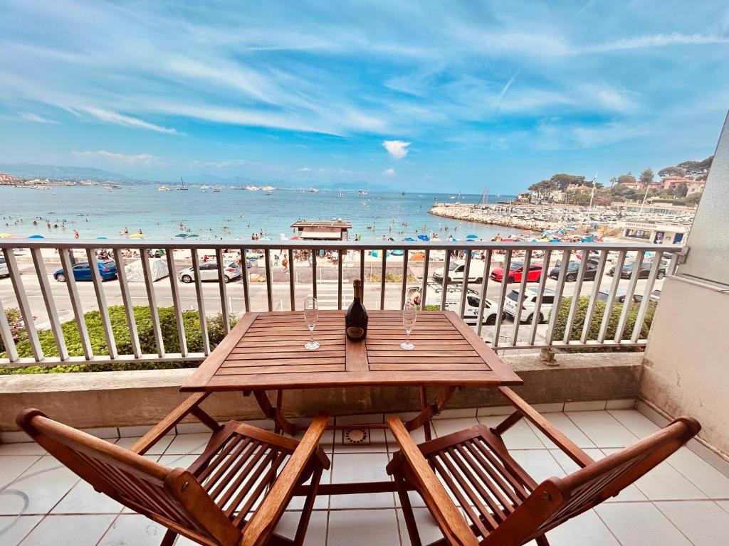 Seaside Serenity - Antibes - Beachfront Apartment -, Antibes
