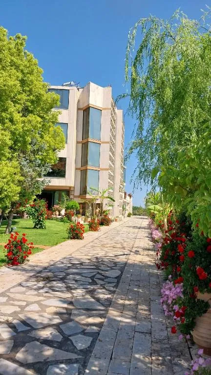 Hotel Different, hotel in Divjakë