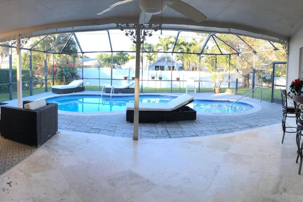 Single house with a heated pool in North Naples, Naples