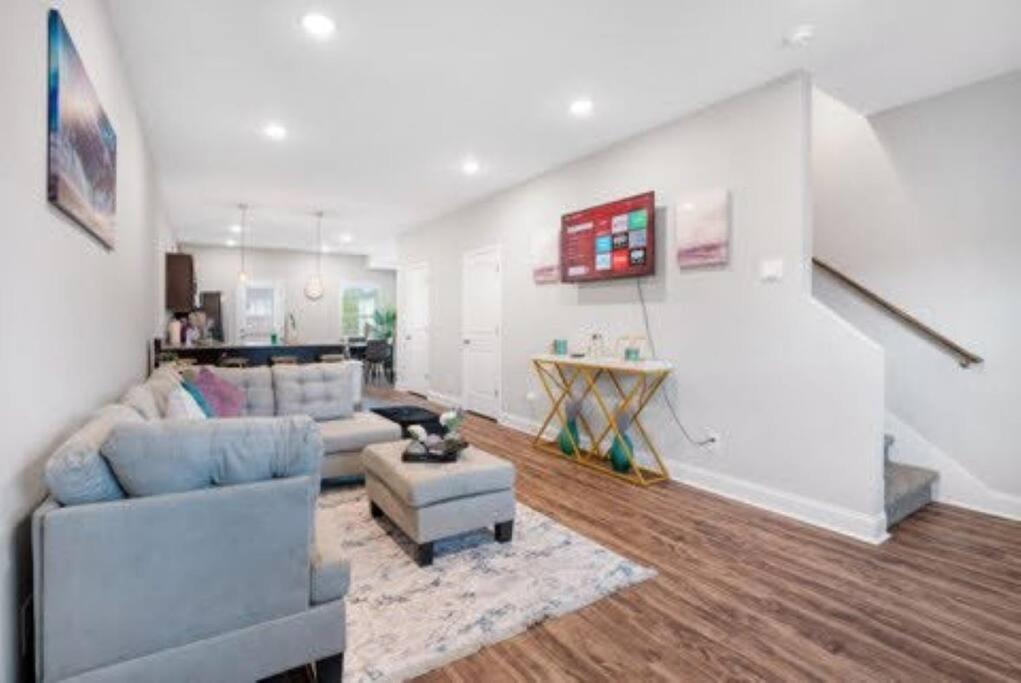 Luxury keyless free WiFi exit 11, Clarksville