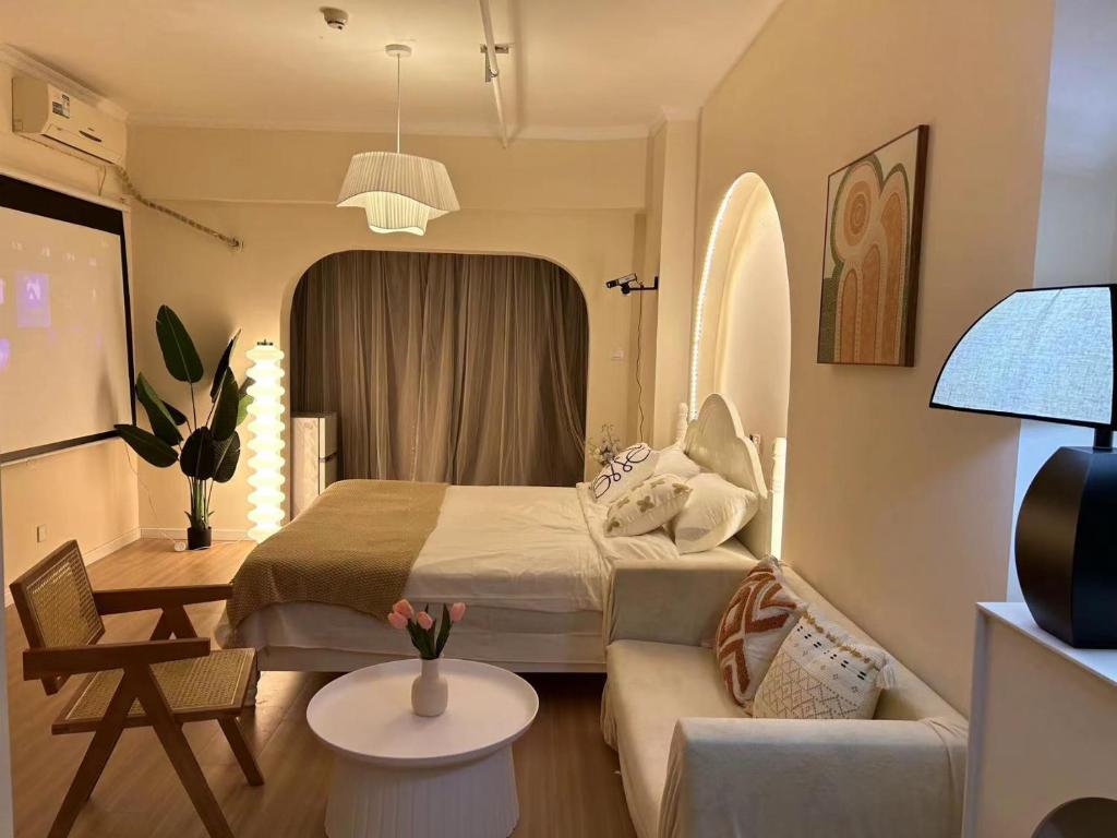 Xi'an Hills & Lostwine Downtown Suite close to Metro Xiaozhai stn, Si-an