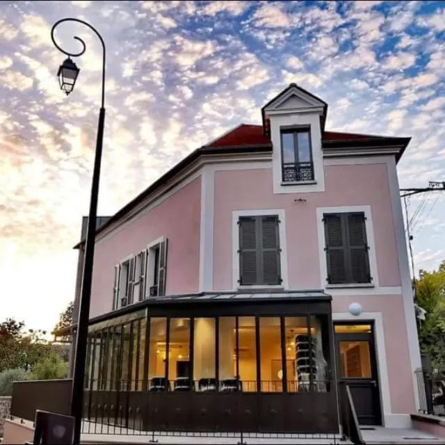 Hôtel Pavillon Hugo，位于讷穆尔的酒店