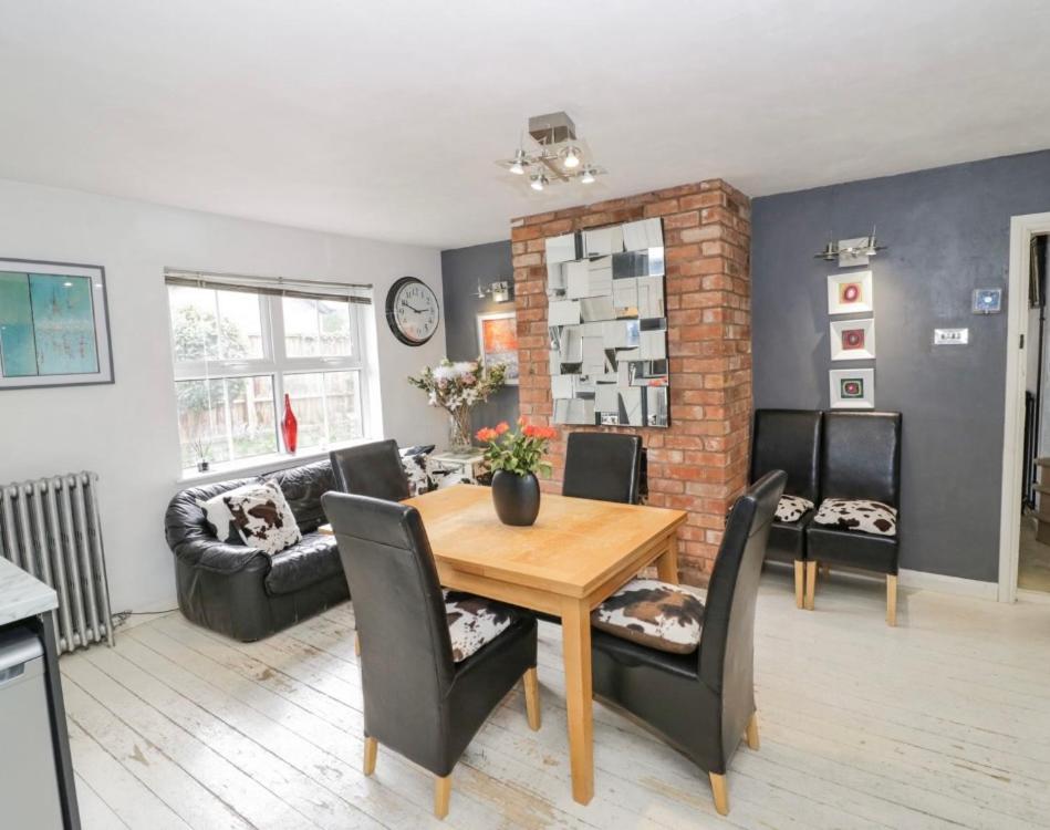 Lovely Comfortable 3 Bed Home, near Worcester, Worcester