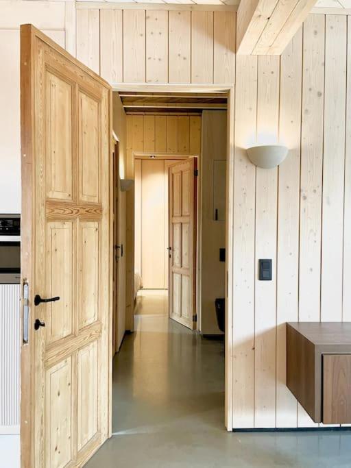 AWolf in a healthy NEW home, Herentals