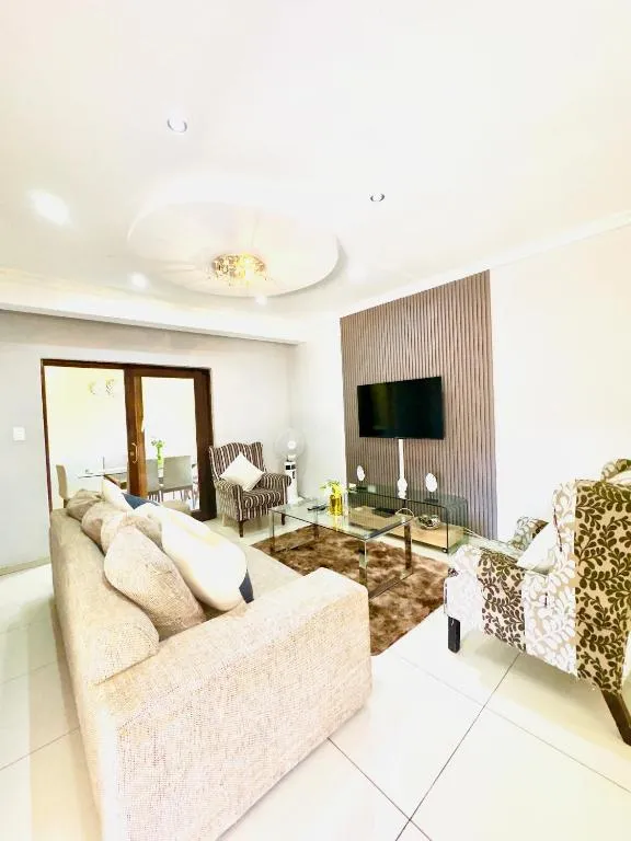 Townhouse on 6526 Boiketlo Street, Golfview, hotel in Mahikeng