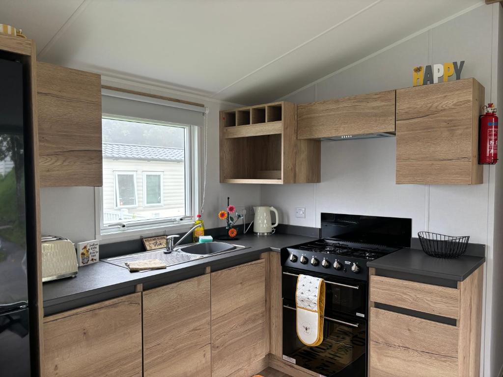 HoneyBees At Glade 17, Bucks Mills