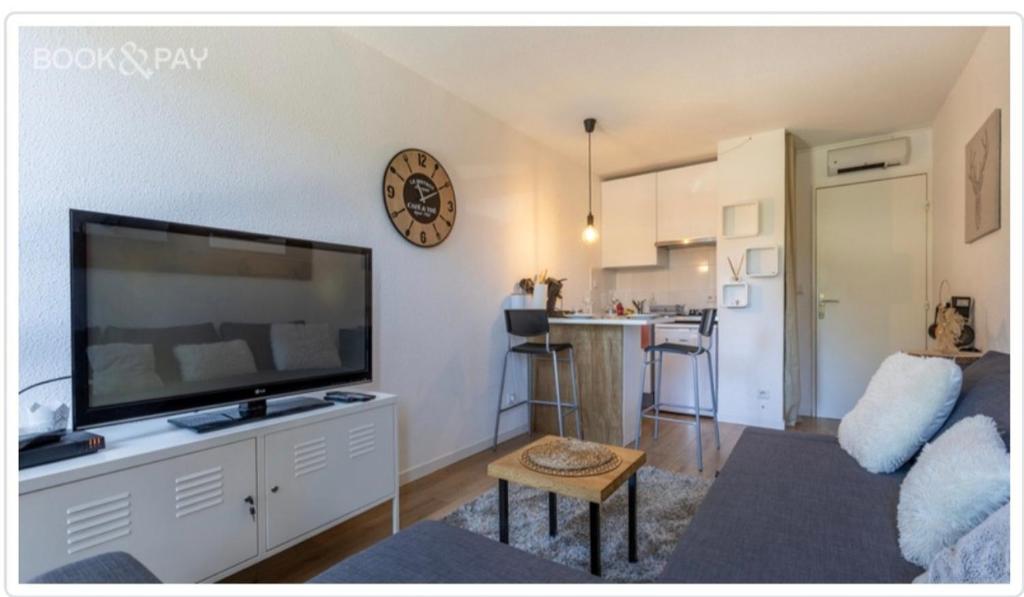 STUDIO COSY ISARD P2000 - 2