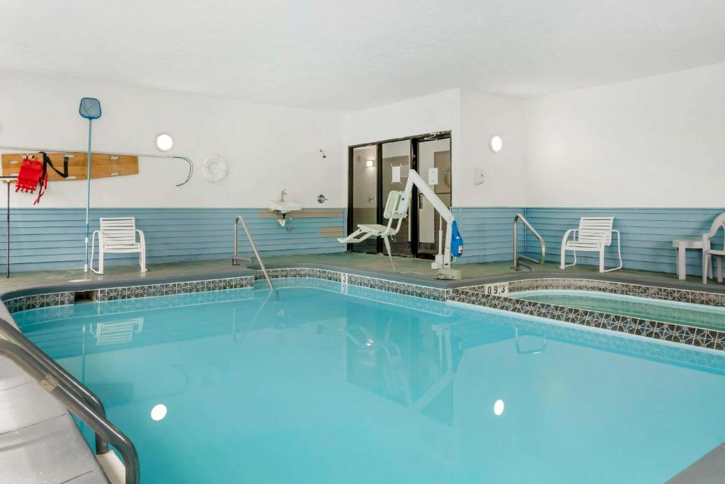 Econo Lodge Traverse City South スイミングプール