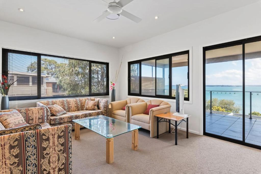 Breath taking Bay Views Private Pad Spacious, Morisset East