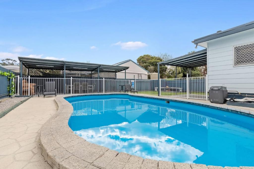 Wine Down Retreat - The Great Entertainer with Heated Pool, Fireplace and Firepit for the Perfect All-Season Escape, Cessnock