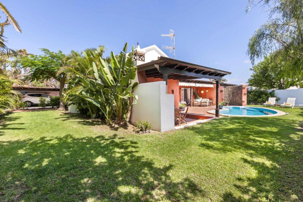 Evergreen Saltwater Pool Villa by Bayside - 2