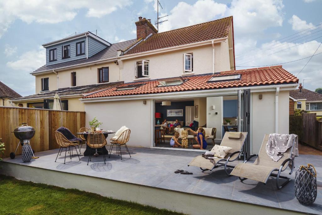 Littlefields - With hot tub, garden, private parking and short walk to beach, Seaton