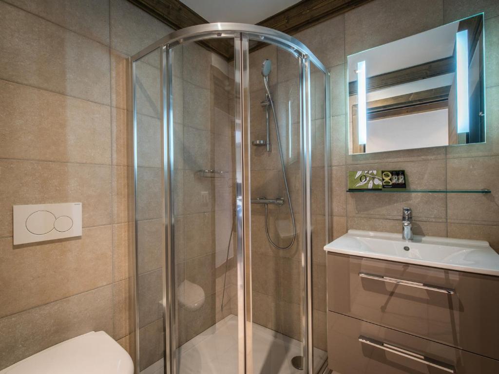 Appartement rénové 100m², terrasse sud, parking couvert, ski in-ski out, 3 chambres, 6 pers - 3
