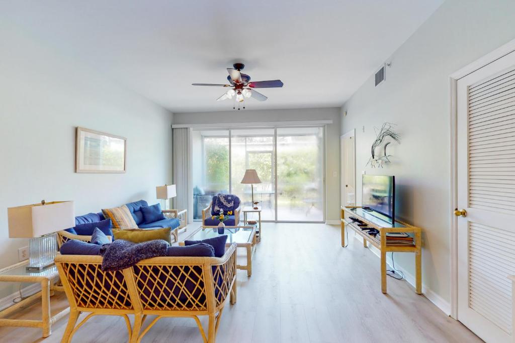 Lazy Pelican, Naples