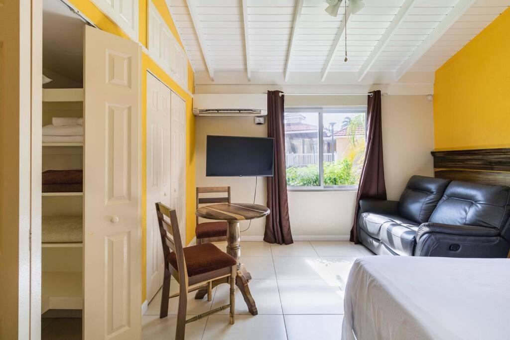 Cozy Studio - Nightlife Restaurant Shopping Beach, Montego Bay