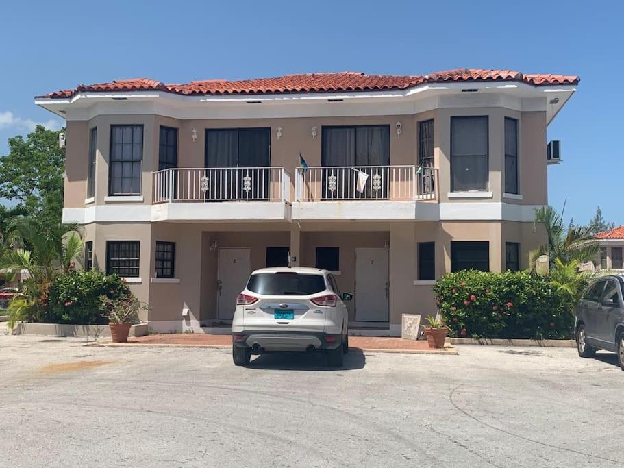 Saunders Beach Manor and Pool, Nassau