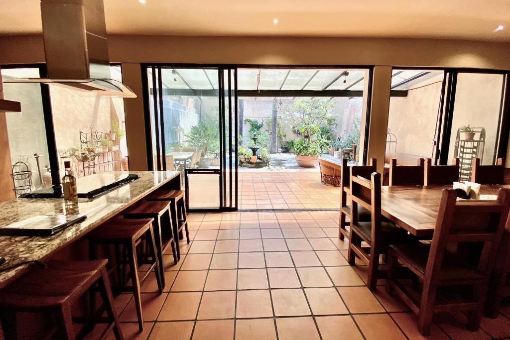 Urban Hacienda downtown, tranquil, spacious, jacuzzi - 2