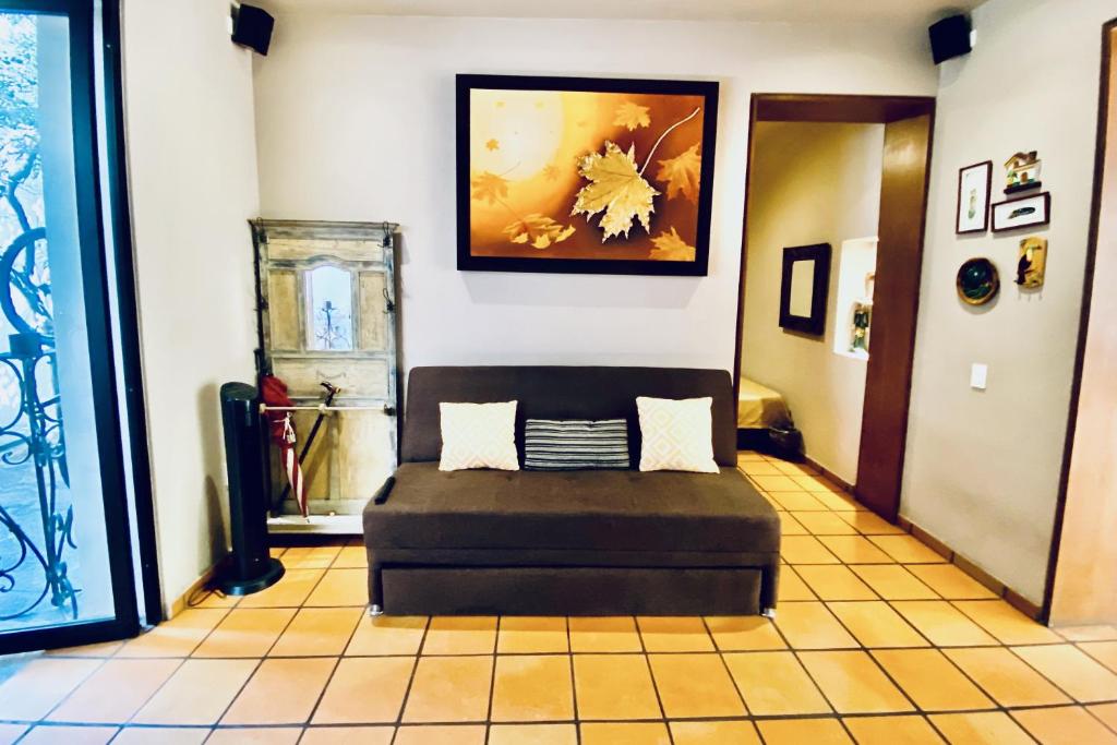 Urban Hacienda downtown, tranquil, spacious, jacuzzi - 3