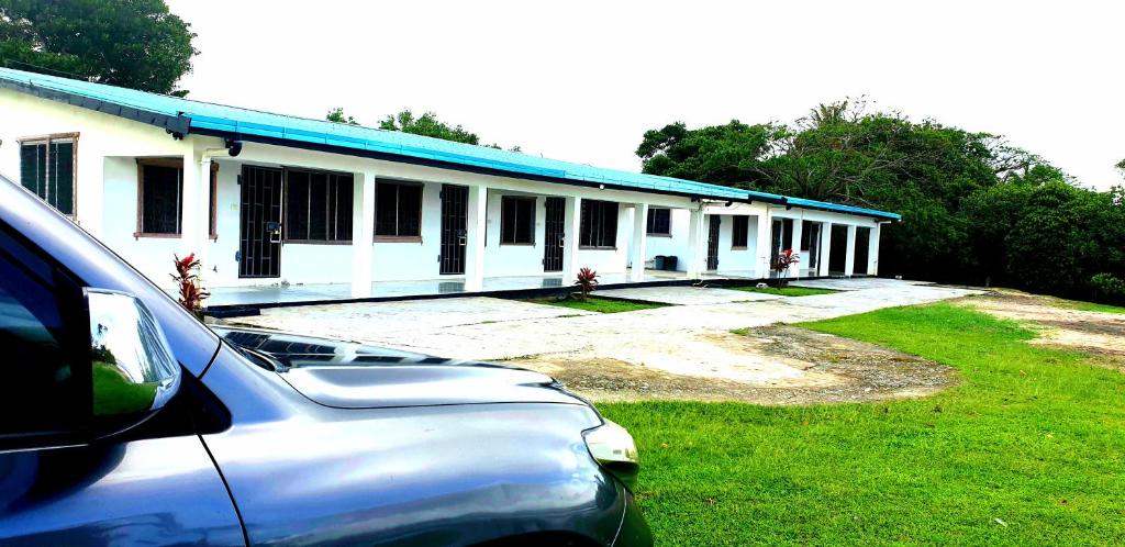 Sunshine Villas, Lawaki