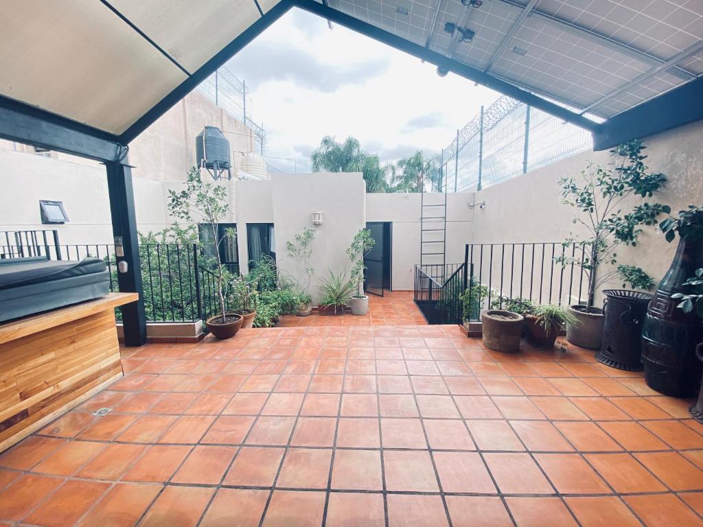 Urban Hacienda downtown, tranquil, spacious, jacuzzi - 5