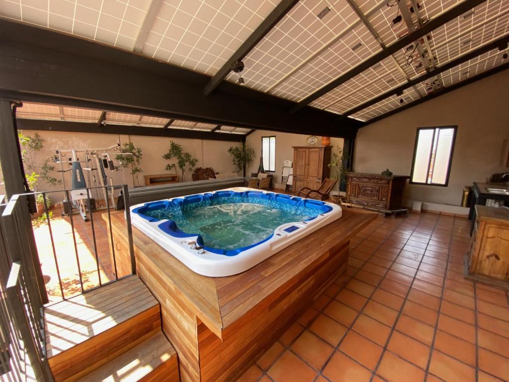 Urban Hacienda downtown, tranquil, spacious, jacuzzi - 4