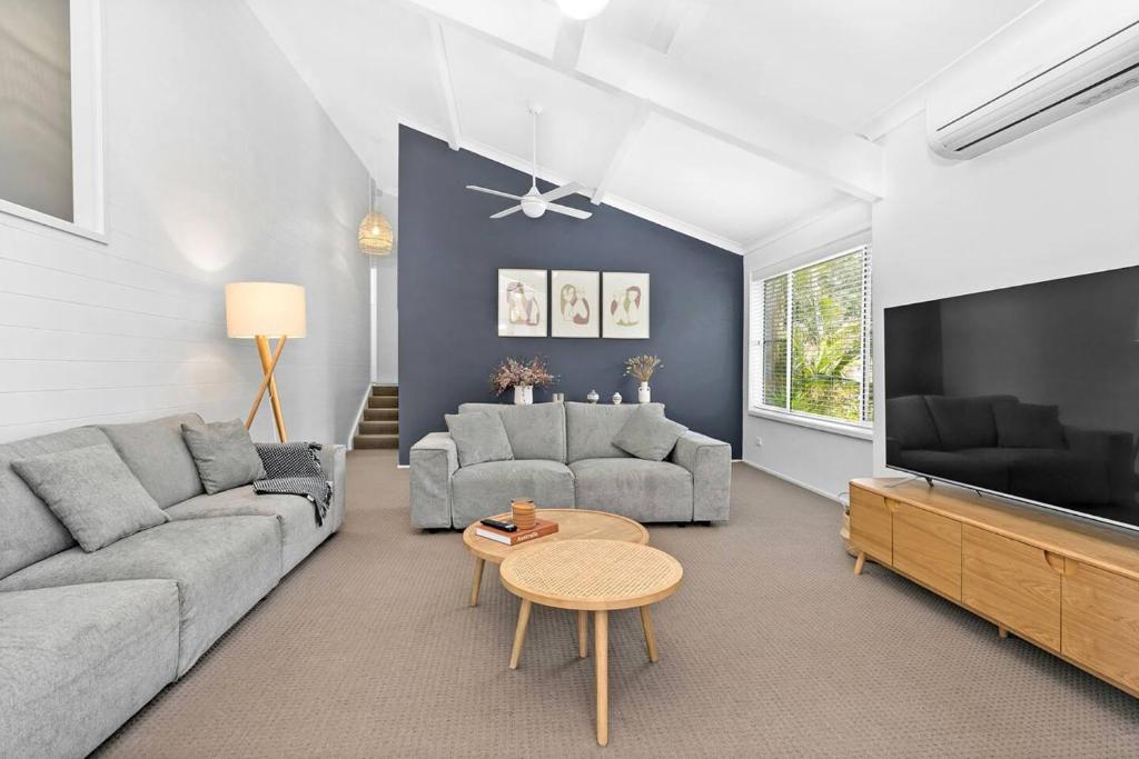 Seaside Family Escape, 11 Navala Ave - pet friendly, Air Con & Wi-Fi, Nelson Bay