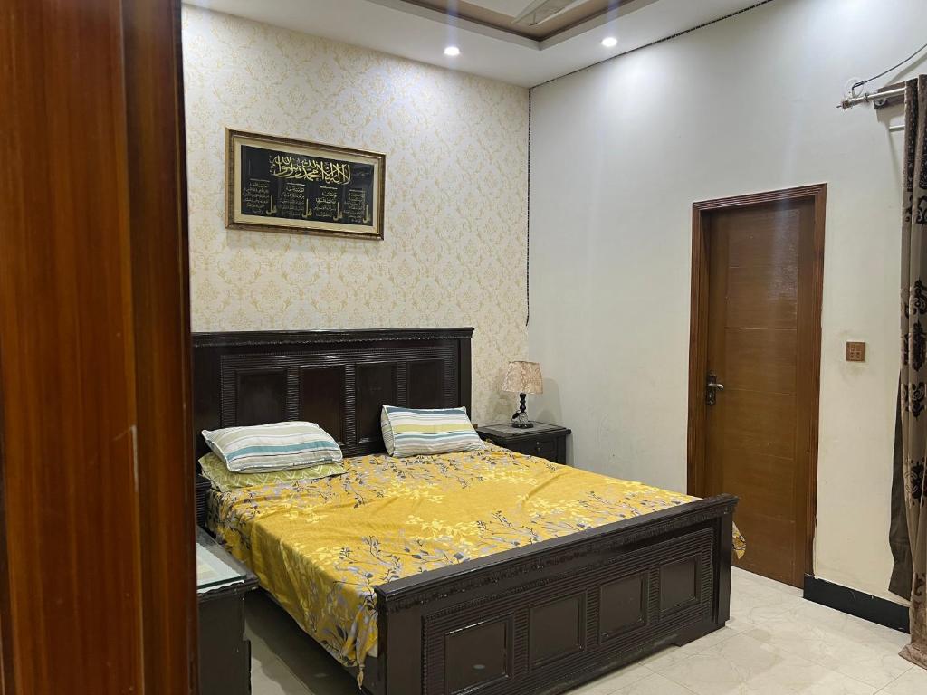 ROOM available, Lahore