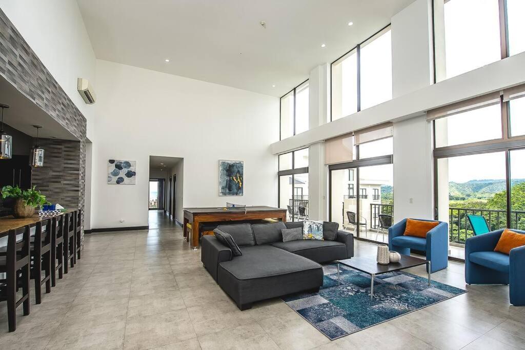 Spacious and Modern Penthouse Condo, Jacó