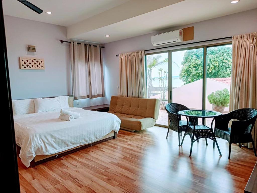 Melaka Beachfront Villa with Pool - Room image