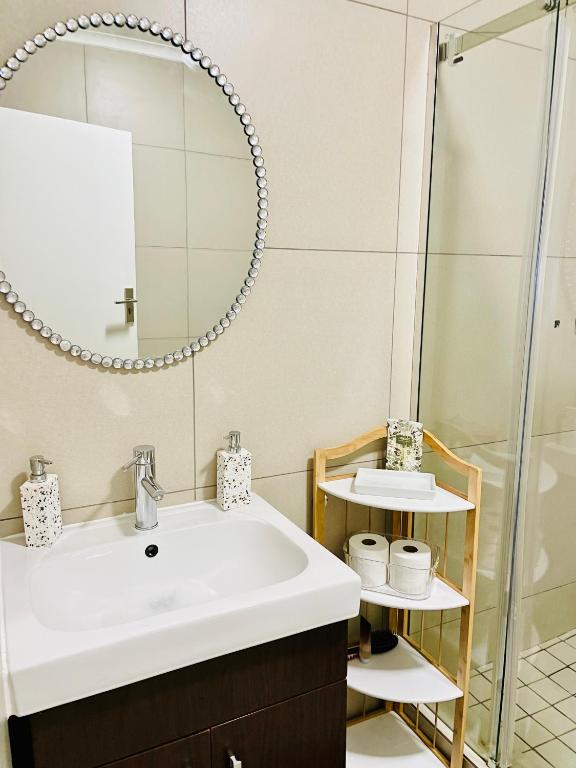 The Classy West End 1 bed with sleeper couch, Midrand