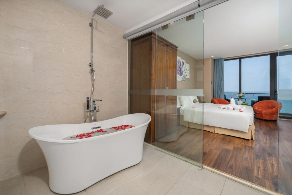Yarra Ocean Suites Danang