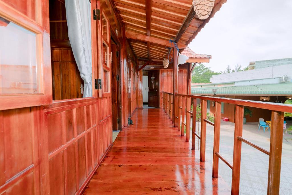 WOODEN HOMESTAY LAGI