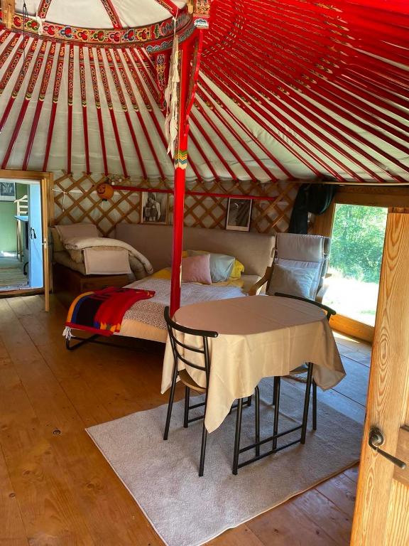 Romantický statek Jurta의 텐트와 수영장 전경