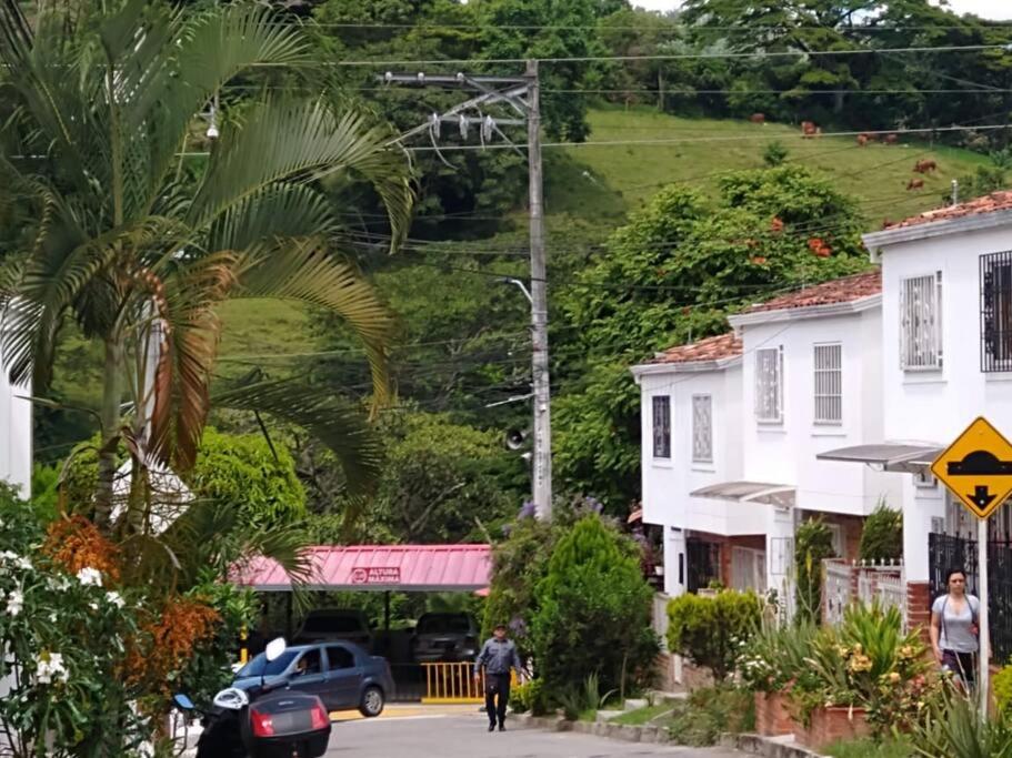 Linda Casa de dos pisos en Floridablanca, Comoda y Privada - 1