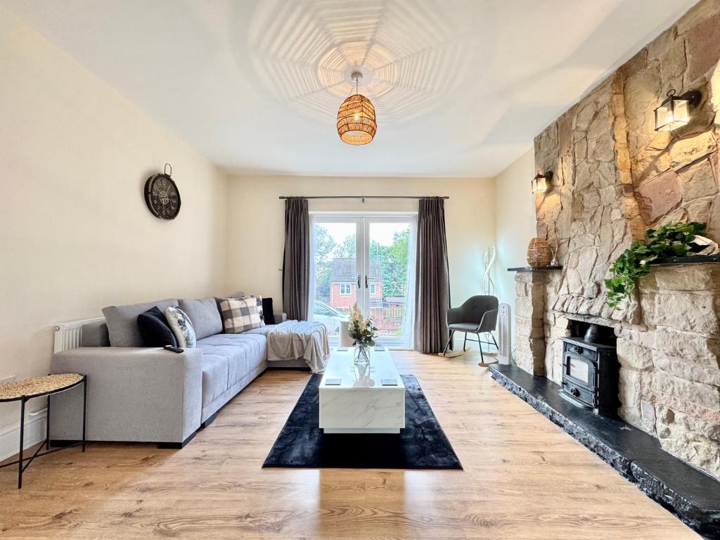 Spacious 6 Bedroom Home with Pool Table - Free Driveway Parking - 12 beds and 3 Bathrooms - Rustic Cottage Features, Teversal