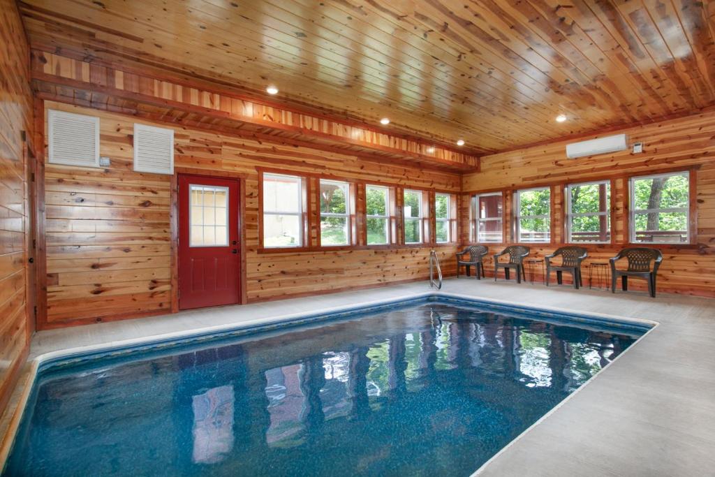 Bear Paddle w/ Pool, Hot Tub, Game Room & Theater!, Sevierville